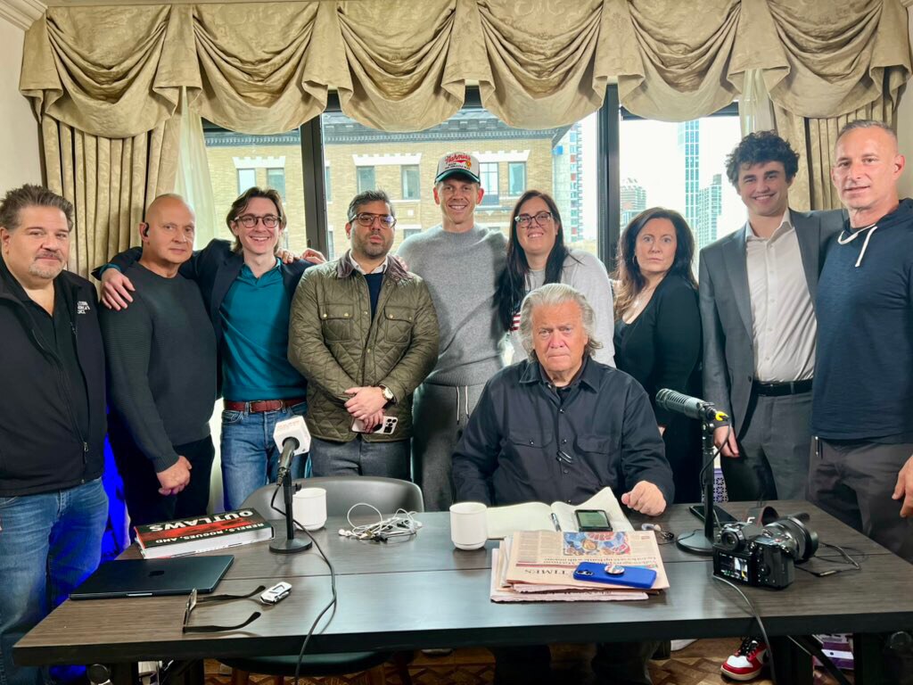 肯班农先生定受苦了，变瘦了，苍老了一些，期待平头哥亲手惩办这些专门迫害反共斗士的坏蛋！💪
听说班农先生将被提名司法部长！大戏要开始了！😎
伪类们颤抖吧🥶🥶🥶