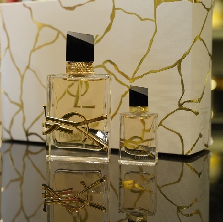 YSL Libre EDP là hương thơm biểu tượng của sự sang trọng, cuốn hút. Bằng sự kết hợp độc đáo giữa cam bergamot, xạ hương, và nốt vani ấm áp, Libre đã nhanh chóng trở thành mùi hương yêu thích của mọi tín đồ nước hoa nhờ phong cách mạnh mẽ nhưng trẻ trung và hiện đại. Một tông hương dễ dùng và không kém phần quyến rũ. Chính sự cân bằng hoàn hảo này giúp Libre nổi bật trong thế giới mùi hương, cùng một thiết kế sang chảnh, bắt mắt, cũng như thương hiệu nổi tiếng hàng đầu đến từ Pháp. Tất cả khiến Libre nhanh chóng cháy hàng khắp mọi mặt trận.
Tại Apa Niche, nước hoa Libre đang là sản phẩm bán chạy hàng đầu, mỗi khi cứ có hàng mới về là được săn đón nhiệt tình. Bởi vậy mới nói, Libre đang rất “cháy”!
➜Xem thêm tại: https://apaniche.vn/yves-saint-laurent-libre-edp
