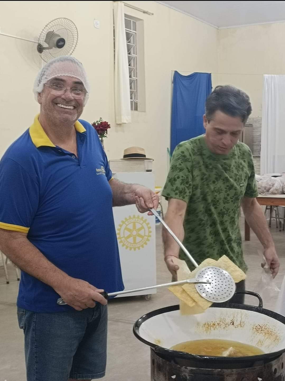 Texto do Rotary Club de Pirajuí:

No dia 08/1, o Rotary Club de Pirajuí serviu PASTEL COM SORRISO.

...