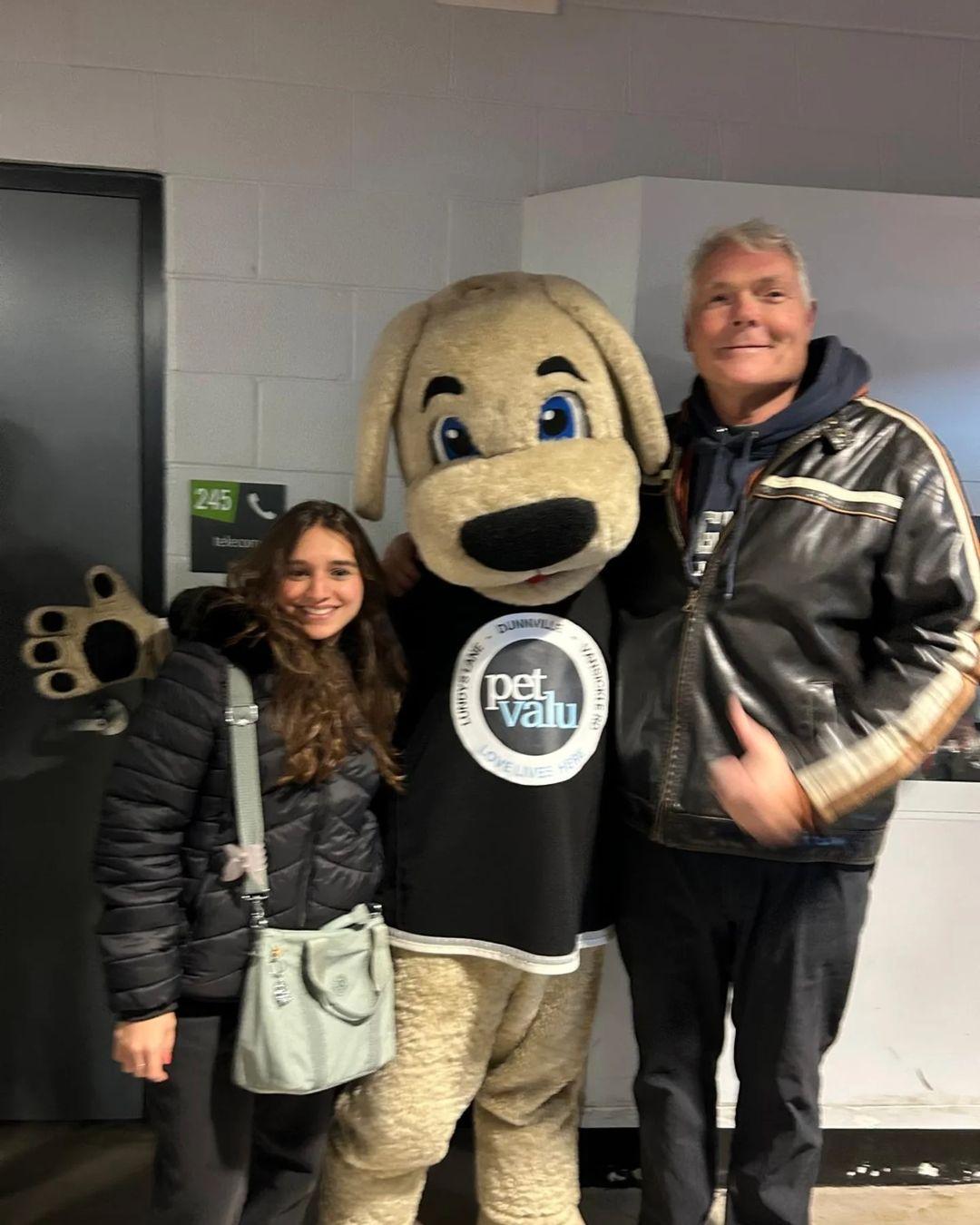 Texto do Rotary Club de Santa Fé do Sul:

Maria Leonor assistiu pela primeira vez uma partida de Hoc...