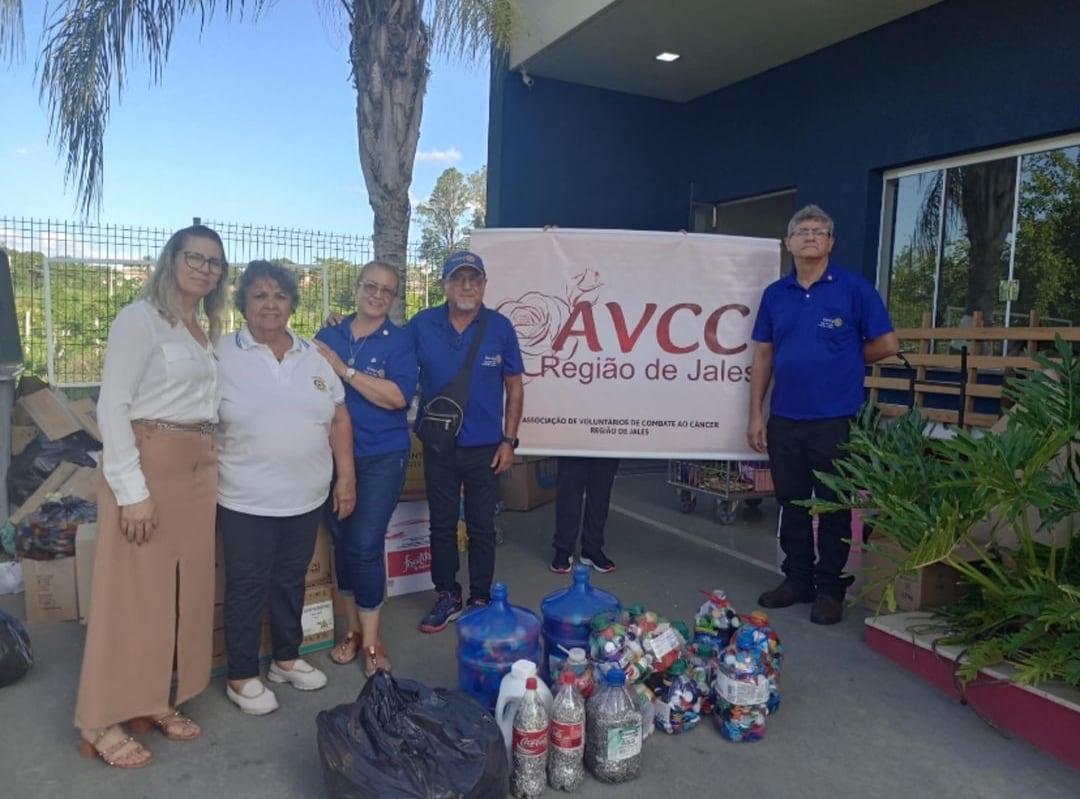 A AVCC de Jales recebeu a doação de tampas plásticas e lacres de alumínio do Rotary Club de Jales - ...