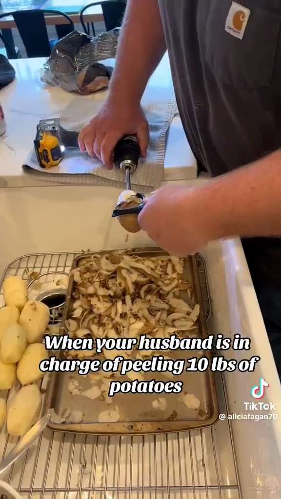Man uses power drill to peel potatoes

[📹 aliciafagan70]