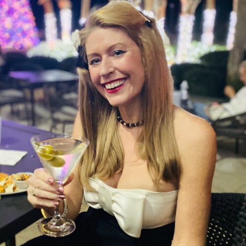 Founder/director of Lady Etiquette 
Wife, Mother, Author, Animal Lover, Patriot. https://classyconservatives.org/ 🇺🇸🇬...