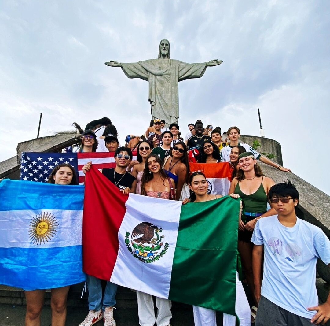 Texto do YEP4480:

E a clássica foto dos nossos intercambistas no Cristo Redentor, na cidade do Rio ...