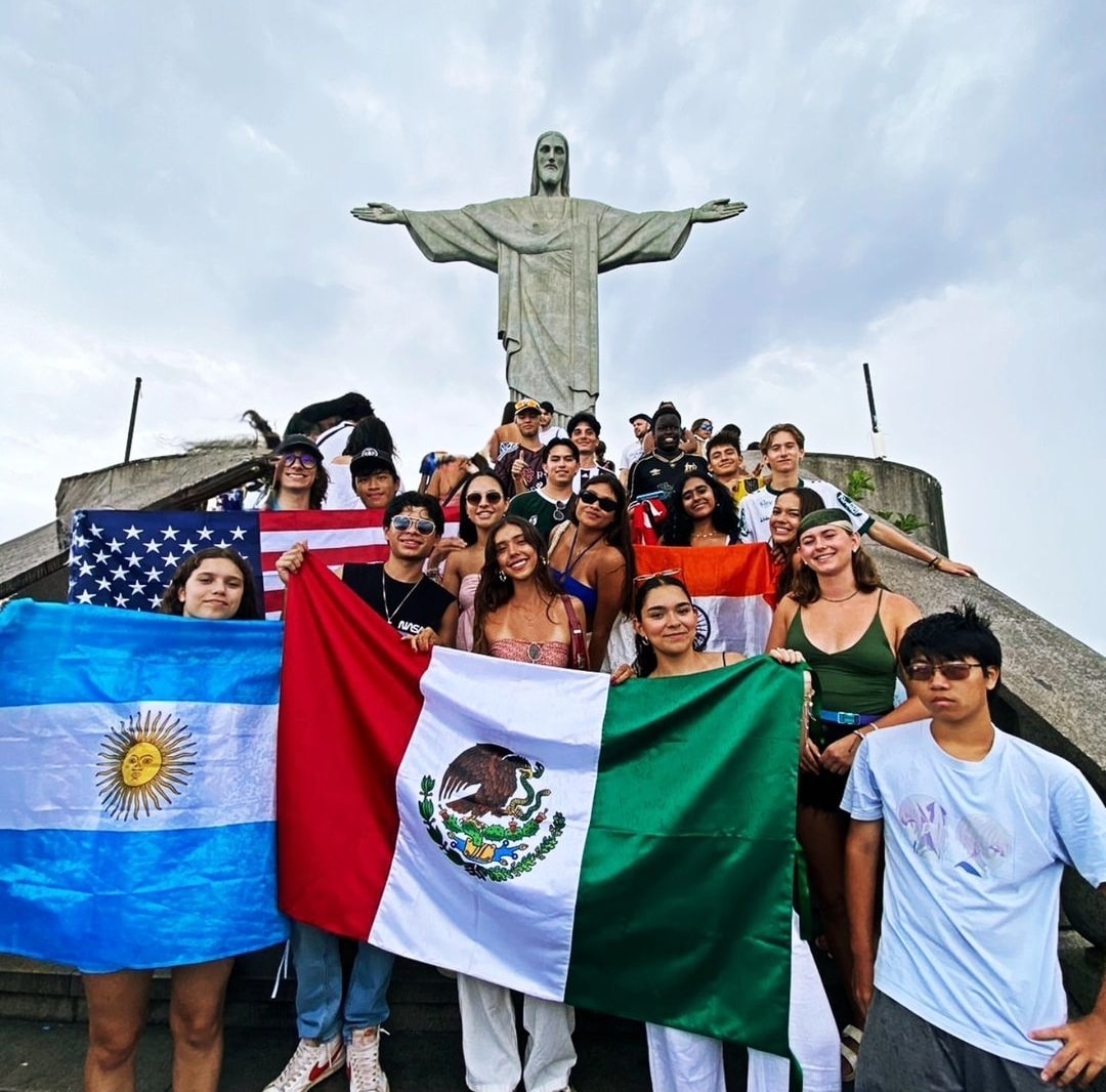 Texto do YEP4480:

E a clássica foto dos nossos intercambistas no Cristo Redentor, na cidade do Rio ...