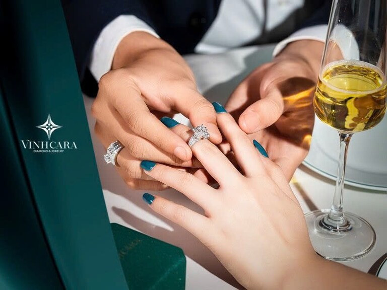 Nhẫn cưới kim cương Vĩnh Cara là biểu tượng của tình yêu vĩnh cửu, được chế tác tinh xảo từ vàng cao cấp và kim cương thiên nhiên rực rỡ. Mỗi thiết kế mang