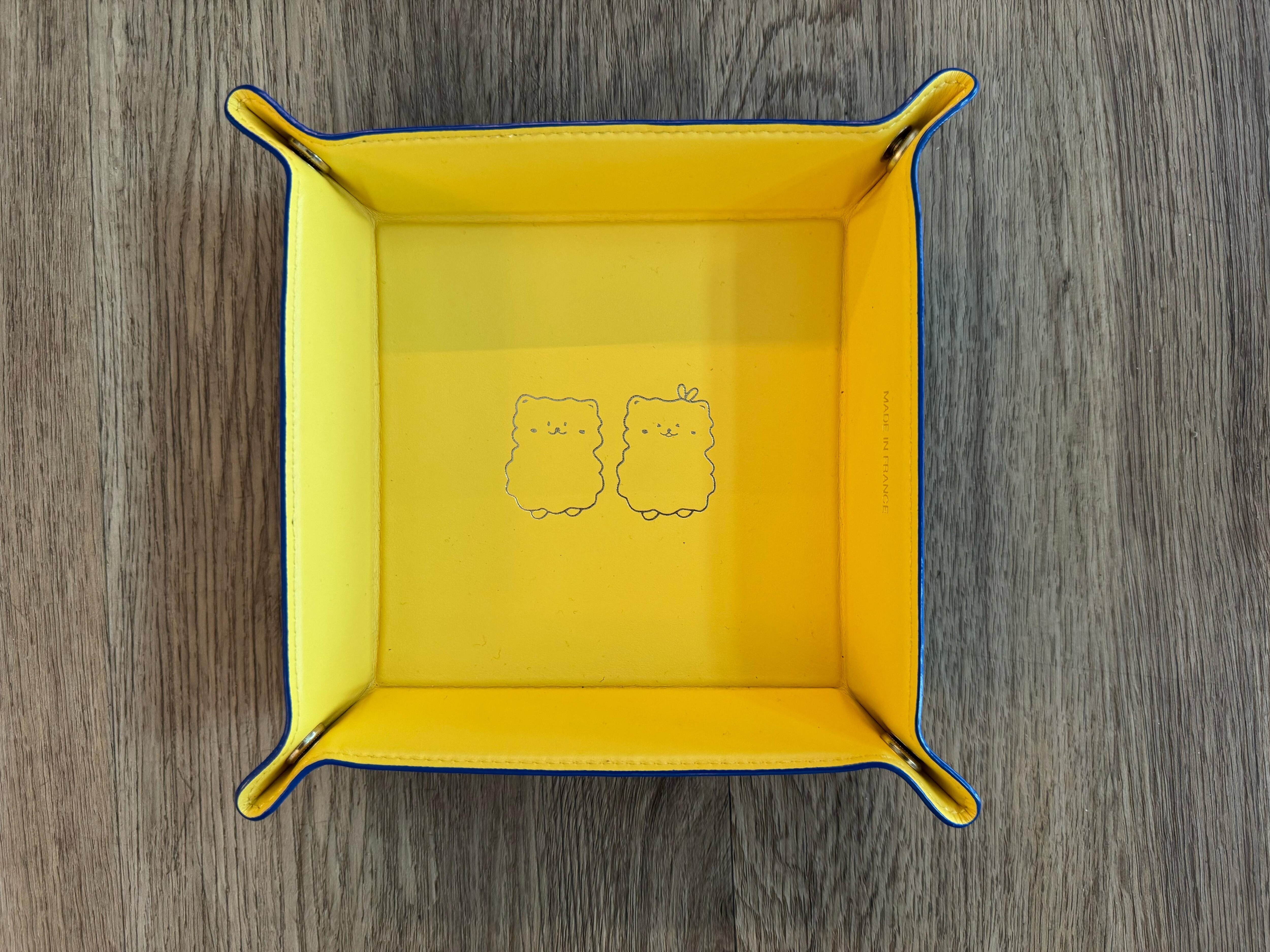 小小 “聚宝盆”，改变你的生活能量场！

✅ 蓝色，象征平静与智慧，帮助你清晰思考，增强好运；
✅ 金色，代表财富与成功，提升你的财运磁场；
✅ 四角铆钉，稳定而均衡，让你日常的小物都处于和谐有序的状...