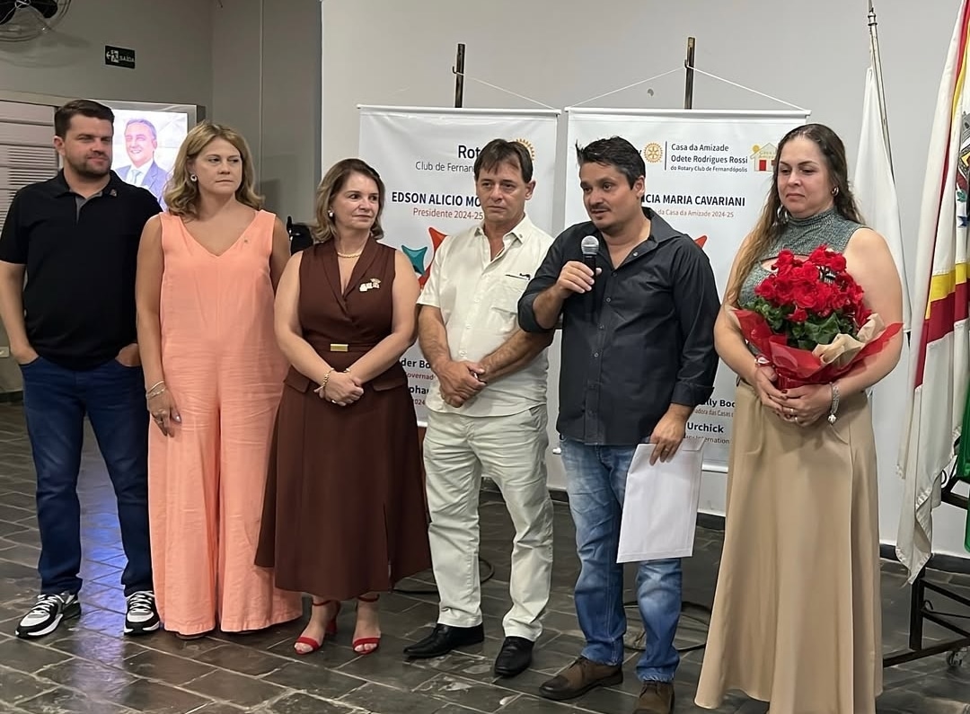 Na noite de 12/03, durante a Festiva da Família Rotária, o Pres. do Rotary Club de Fernandópolis - E...