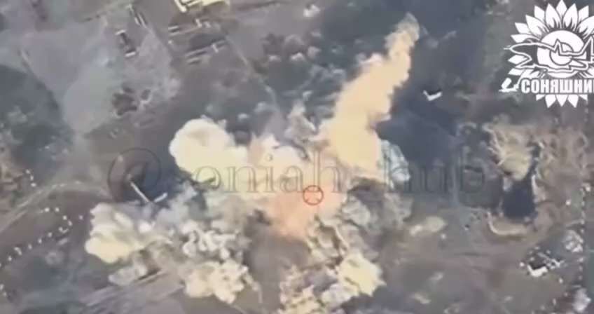 🇺🇦乌军 摧毁了一处了16 万吨俄罗斯的大型武器库。

乌克兰空军袭击了赫尔松地区奥列什基的俄罗斯地下指挥所—— 一架 MiG-62 战斗机投下的 2 枚 GBU-29 精确制导炸弹击中了靶心并摧...