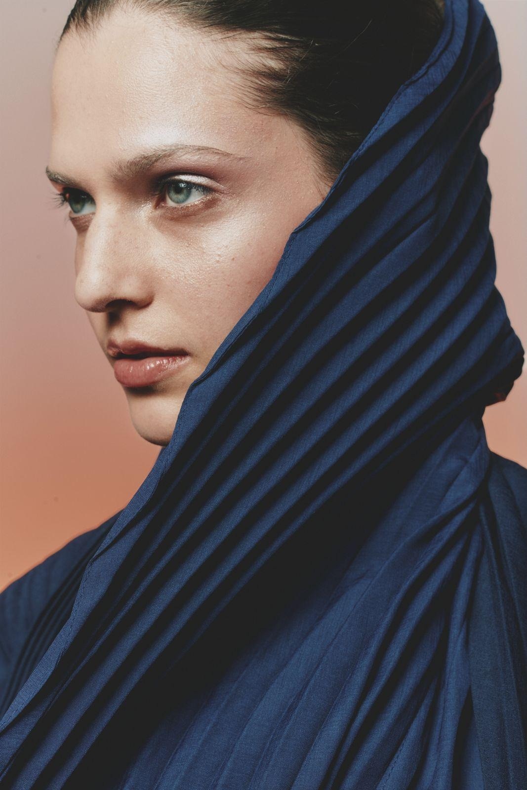 🌷✨春夏穿上 Issey Miyake 的材料，真的舒服到飞起！

轻薄透气像羽毛一样，抗皱耐穿不怕变形，细腻褶皱设计摸起来超有质感。宽松版型的裤子垂坠感超棒，腰部松紧设计不管什么身材都能轻松驾驭。...