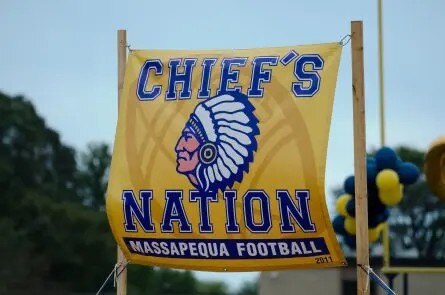 在特朗普承诺就纽约美洲原住民标志禁令进行“斗争”后，部落活动人士为长岛镇酋长队吉祥物挺身而出 

尽管该州禁止使用美洲原住民标志，但备受瞩目的部落活动人士支持长岛一所学校为保留其球队名称而进行的斗争—...