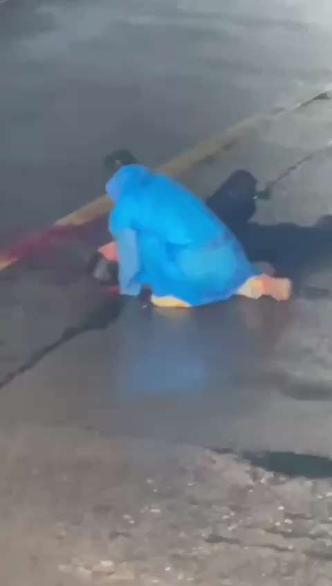 4月22日，网传“浙江台州发生枪击案”网传视频显示，一名警察趴在地上倒地不起，一旁还有大片血渍，另一名警察大喊：“救护车”
视频显示，一名警员受伤倒地，地上有大片血渍，另一名警察在一旁持枪守护。