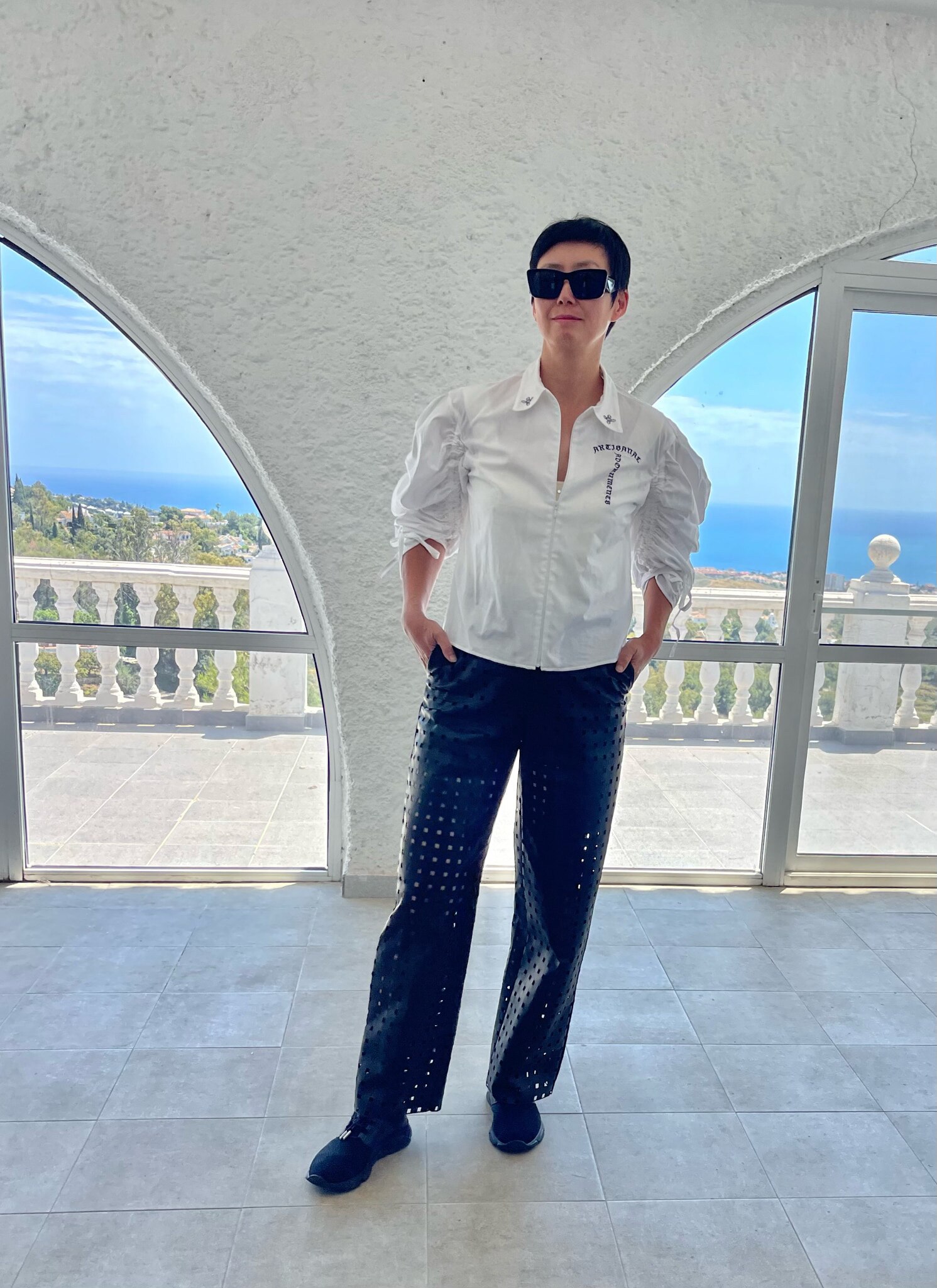 五月进入生日月，要多穿Gforever出门得瑟气死孙子们。今天要说说这条超时尚又稳重的镂空高腰皮裤，这个高腰非常高在肚脐眼以上最少五公分，配一个小背心或者短夹克会非常显腿长，适合春秋季节，即使是夏天也...