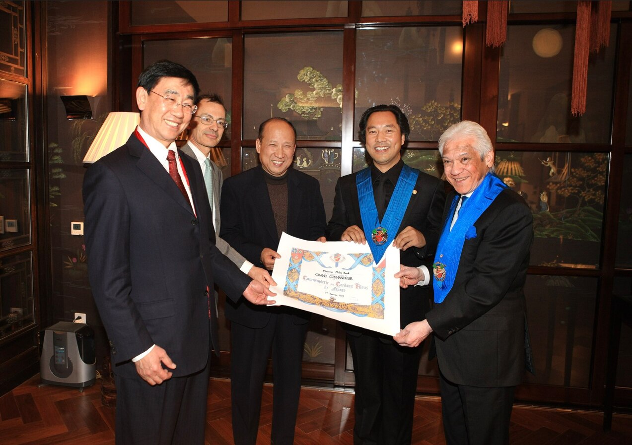 5月11日25，2009年11月4日郭文贵先生获得了由法国Commanderie des Cordons Bleus de France法国蓝带指挥团授予的最高等级的荣誉勋章：Grand Comman...