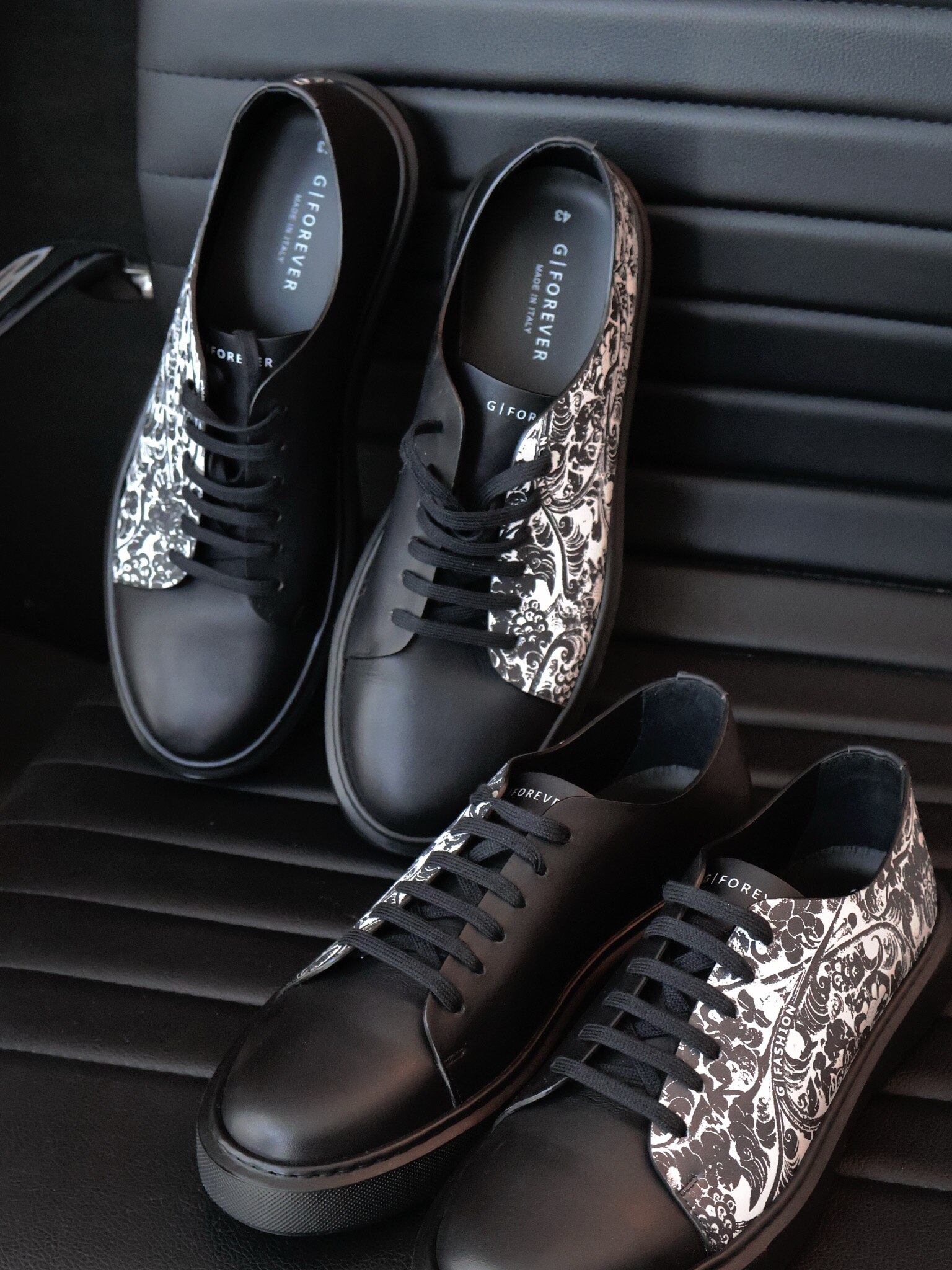 G|FOREVER以佛系印花开创了属于自己的视觉语言。它不仅是一种装饰，更是一种信仰的体现——低调、内敛，却蕴含强大精神力量。

这款休闲鞋的设计巧思独具：鞋身一侧饰有标志性佛系印花，宛如时刻提醒我们...