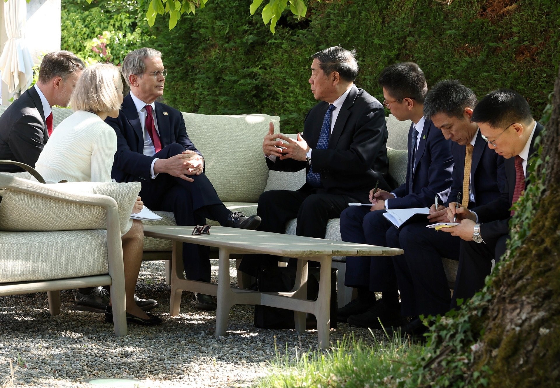 攝影師太特麼壞了，明明是「因美方多次渴求與我方談判」，怎麼把何立峰副總理拍成向領導匯報的感覺🤣🤣🤣