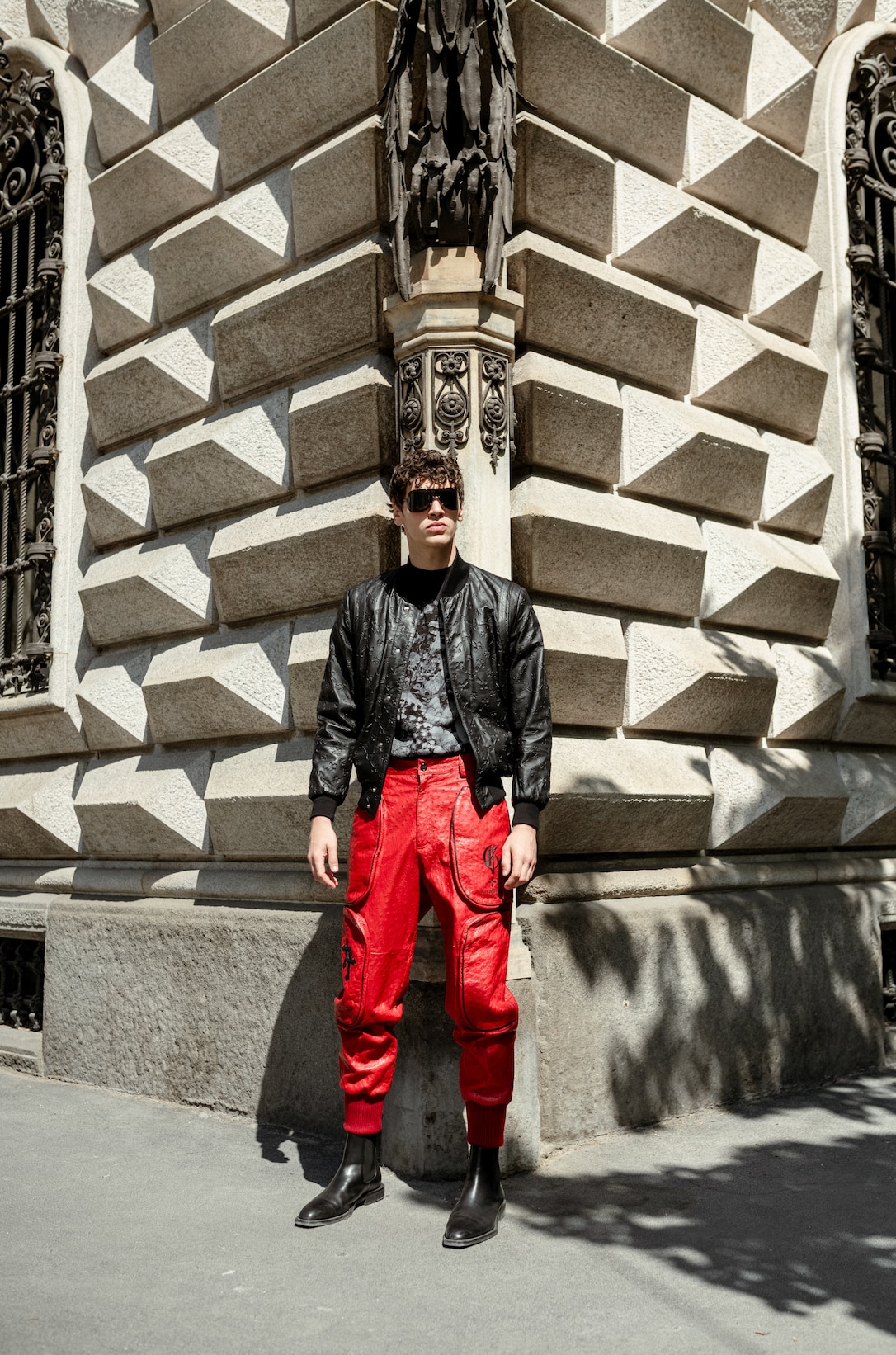 📍 米兰 · 午后街角
走在米兰街头，你很容易被建筑吸引，
被那种带着故事的线条、色彩和静默打动。

斑驳光影洒在老城砖墙上，
但这次更抢眼的，是这条街上穿着一身GFOREVER的模特。

就像某部...