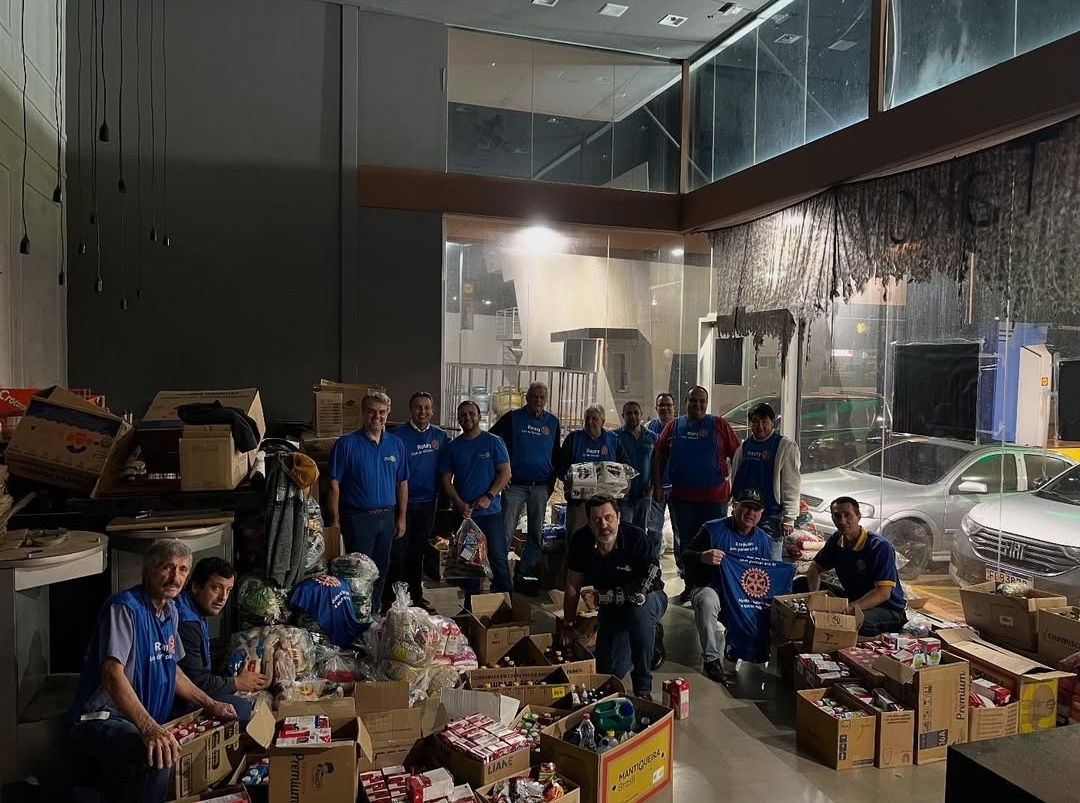 Noite de separação dos alimentos da Campanha de Arrecadação do Rotary Club de Olímpia! Foram 3 tonel...