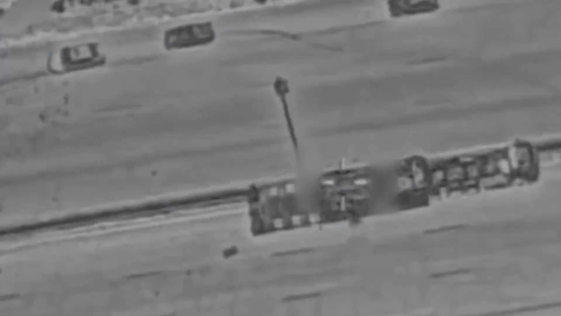 【美国之声--以色列摧毁运往德黑兰的武器】2025年6月16日以色列国防部：


自今天（6月16日）早上以来，以色列空军（IAF）发现多辆卡车，上面载有包括地对空导弹发射器在内的武器。 


这些卡...