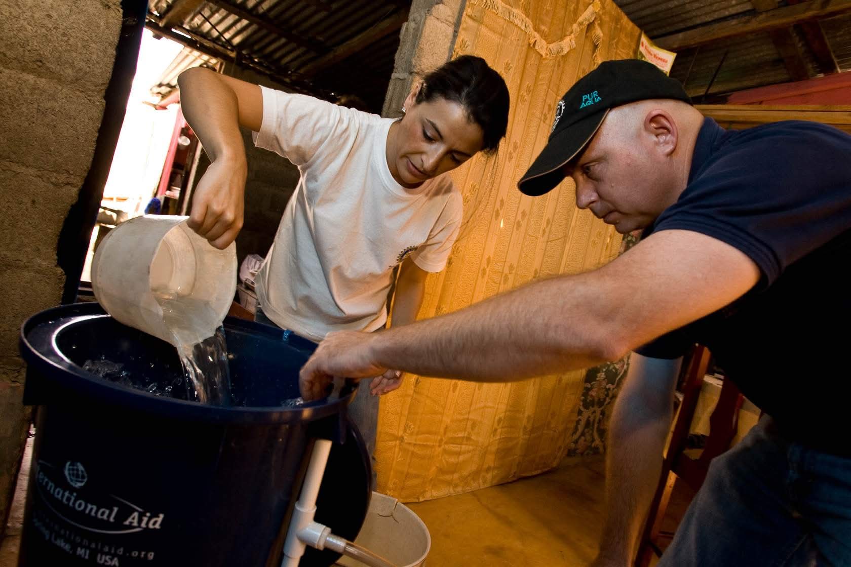 Água, saneamento e higiene

Apoiamos o acesso a saneamento e água limpa, bem como a programas de hig...