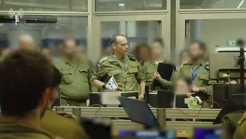 【美国之声--以色列追捕IRGC指挥官】2025年6月21日：


以色列国防军情报部门负责人：“我们正追捕伊朗伊斯兰革命卫队（IRGC）的指挥官，无论他们逃到哪里。


过去几天里，我们在其多个藏身...