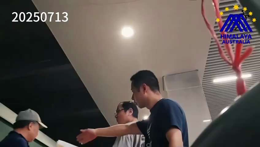 【中共乱象】7月13日，十余名到北京上访的上海访民被截访人员从北京带回上海，关押在上海普陀区公安局内，等待各街道的政府人员来接他们回去。
#中共亂象 
#TDCCPMEME 
#NFSCHAS澳喜特戰...