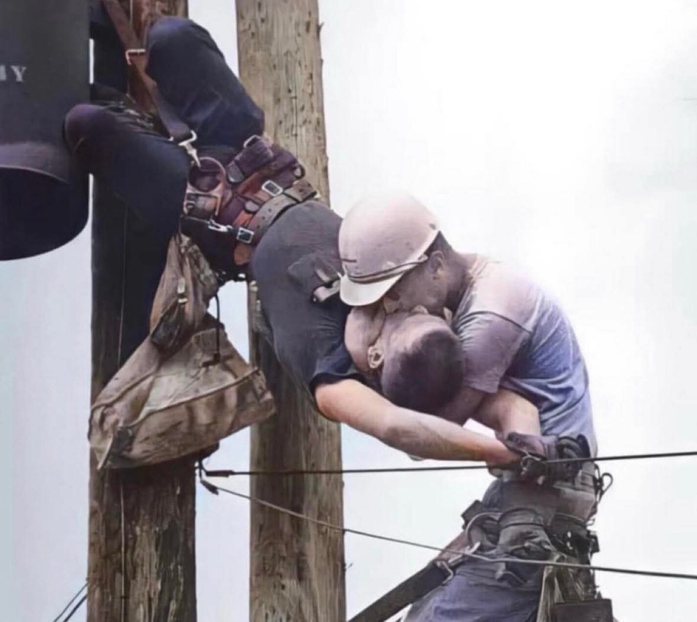 Just Saying!🤔😎The “Kiss” of a Lifetime 🥰Randall Champion was already dead when this photo was tak...