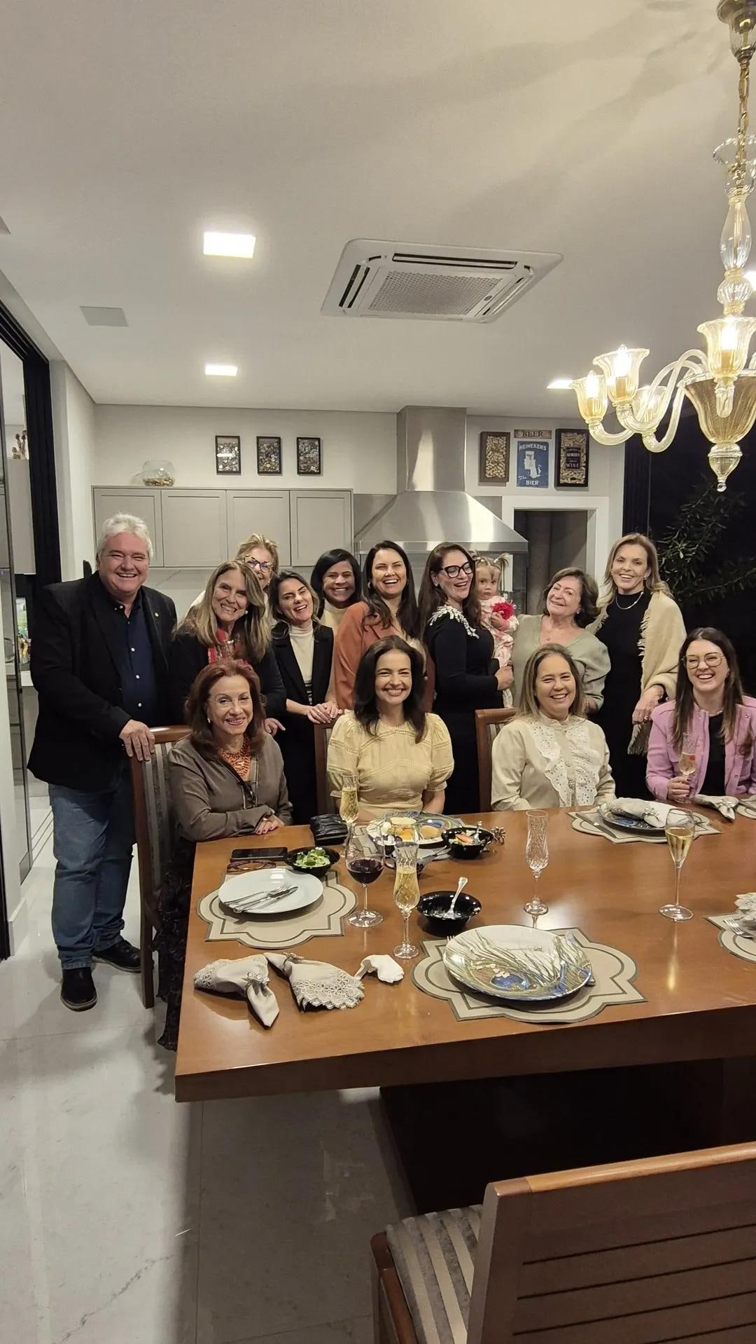 Texto de Cléo Lopes do Rotary Club de São José do Rio Preto 

Hoje não foi apenas um jantar. Foi uma...