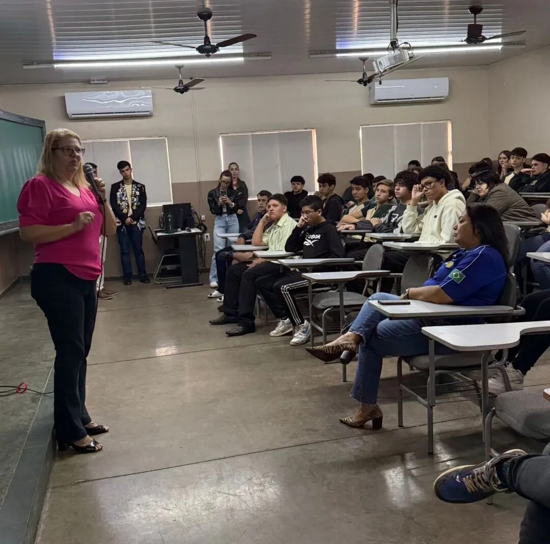 Texto do Rotary Club de Barretos 

Rotary Club de Barretos presente no colégio Liceu para passar inf...