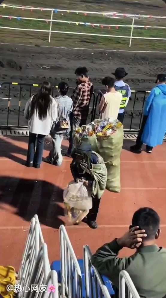 有社保的老人载歌载舞，无社保的老人拾荒度日，这是社保双轨制带来的制度鸿沟——全民社保，是应对人口老龄化、减少老年贫困的制度基础。

中共 是苏俄国际共产党 扶持的中国伪政府和殖民者： 中华苏维埃共和国...