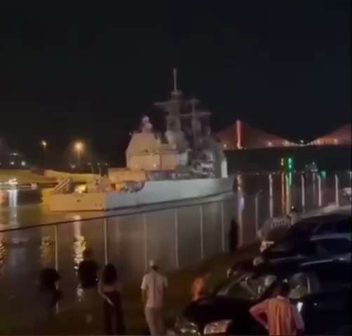 🚨 美国海军伊利湖号导弹巡洋舰穿过巴拿马运河进入加勒比海，加入了美国在委内瑞拉附近的大规模海军集结。
目前已部署超过 4500 名美军士兵、战舰、潜艇和侦察机。

2025年8月底3艘美国导弹驱逐舰...