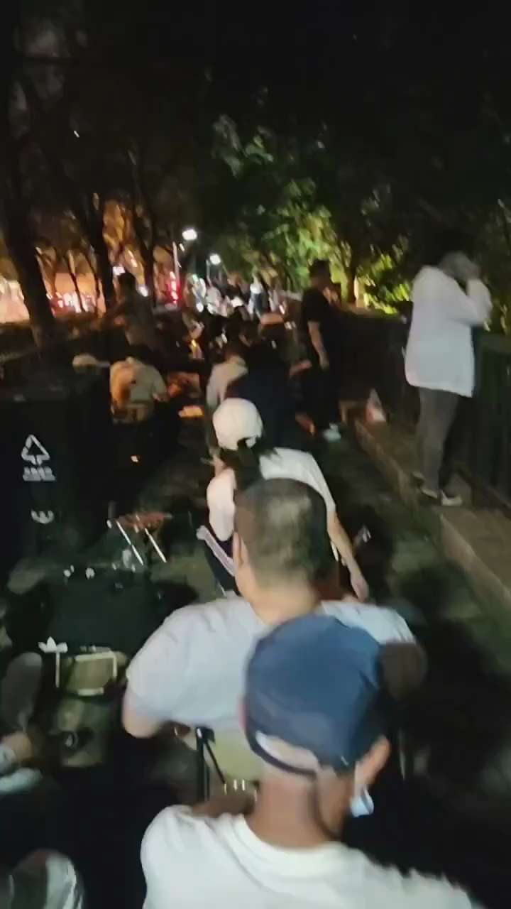 8月29日，河北，一群上访群众静静排队，等待巡视组接待。队伍绵延不绝，一眼望不到尽头。

中国人民上访的历史可以追溯到一九五几年…很多生活在在村、镇、县里受到冤屈的老百姓，总认为上面的人会讲公平、公正...