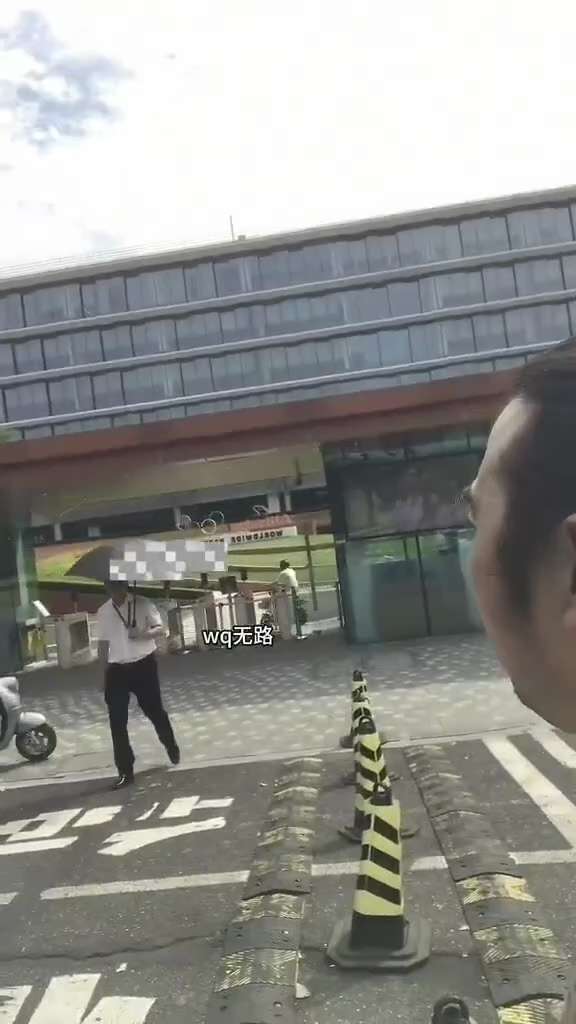 9月1日，浙江杭州，阿里巴巴总部门口有消费者聚集抗议，受害者有300多人，指控其旗下B2B平台1688存在诈骗行为，出现未收货就被强制打款的情况。
故事里都说连强盗都怕阿里巴巴、 何况普通人

这一切...