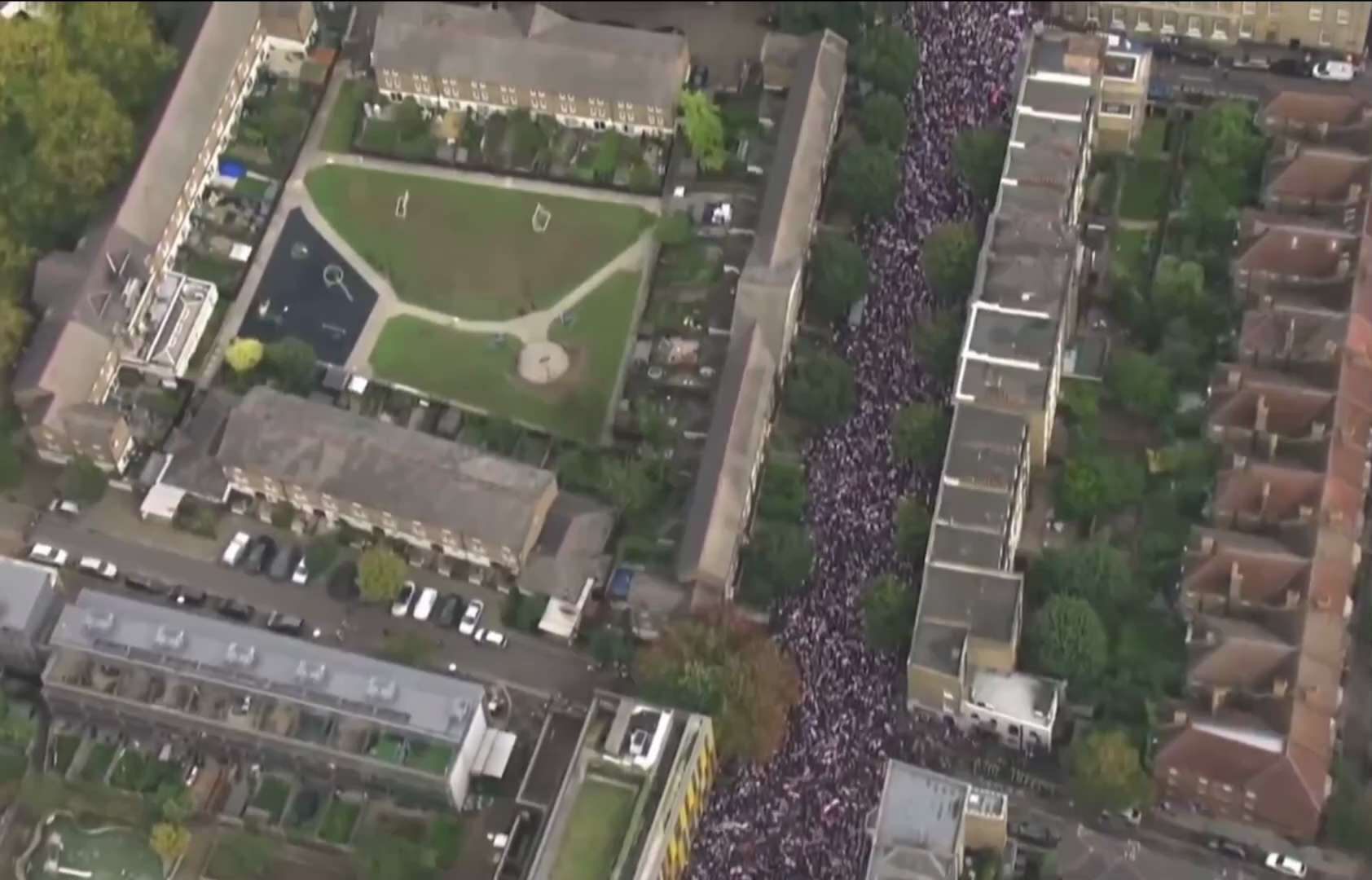 航拍英国伦敦纪念查理柯克，规模确实很大。纪念查理柯克实际上也是对工党现政府的抗议，英国在巨变的前夜。

估计人数超过300万！

#英国纪念查理柯克 #三票先生 
