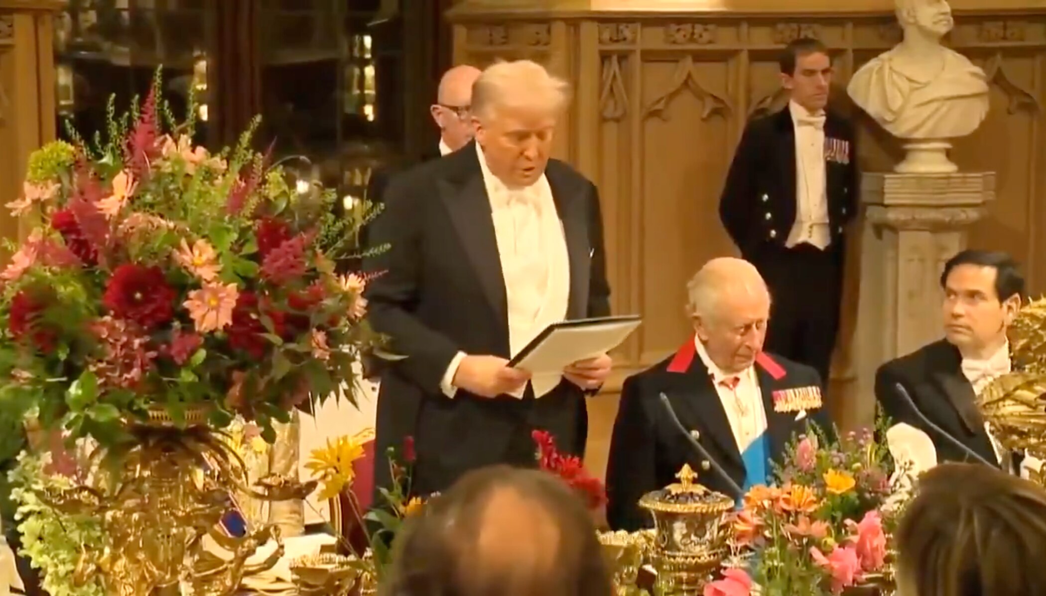 川总这次去英国，是在抓人前和英国王室打招呼，我要抓鼓吹暴力的深层政府的人了。川总在宴会上向王室致崇高敬意，就是让王室放心。9月21日查理柯克的葬礼就是战斗誓师大会，后面就开干！

#抓捕深层政府暴力分...