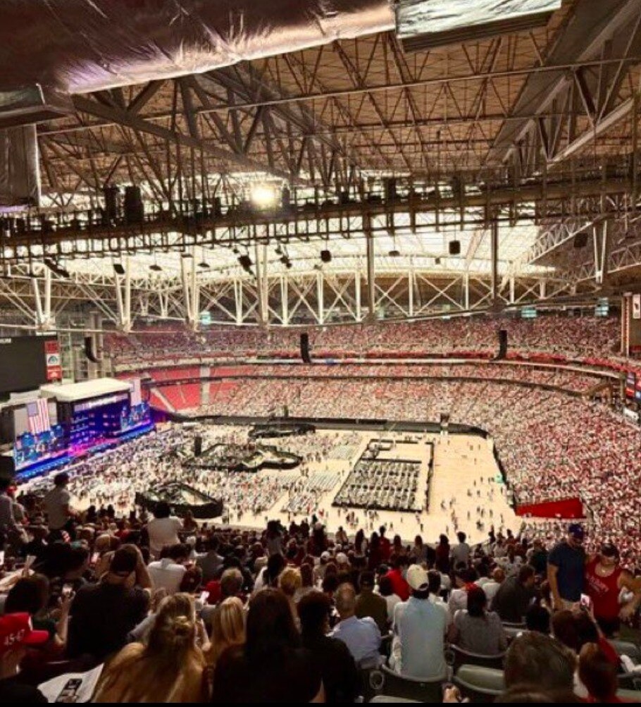 数不清的人心碎了💔震撼而又感人的画面，
安息吧，查理·柯克🙏 