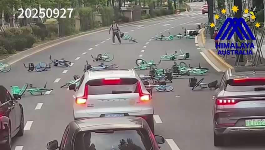 編號：0️⃣3️⃣2️⃣8️⃣
【中共亂象】9月27日，一男子在上海外滩附近的公路上用共享单车设置路障，阻断了交通，诉求不明。
🔗himalayaustralia.com.au
#中共亂象 
#TD...