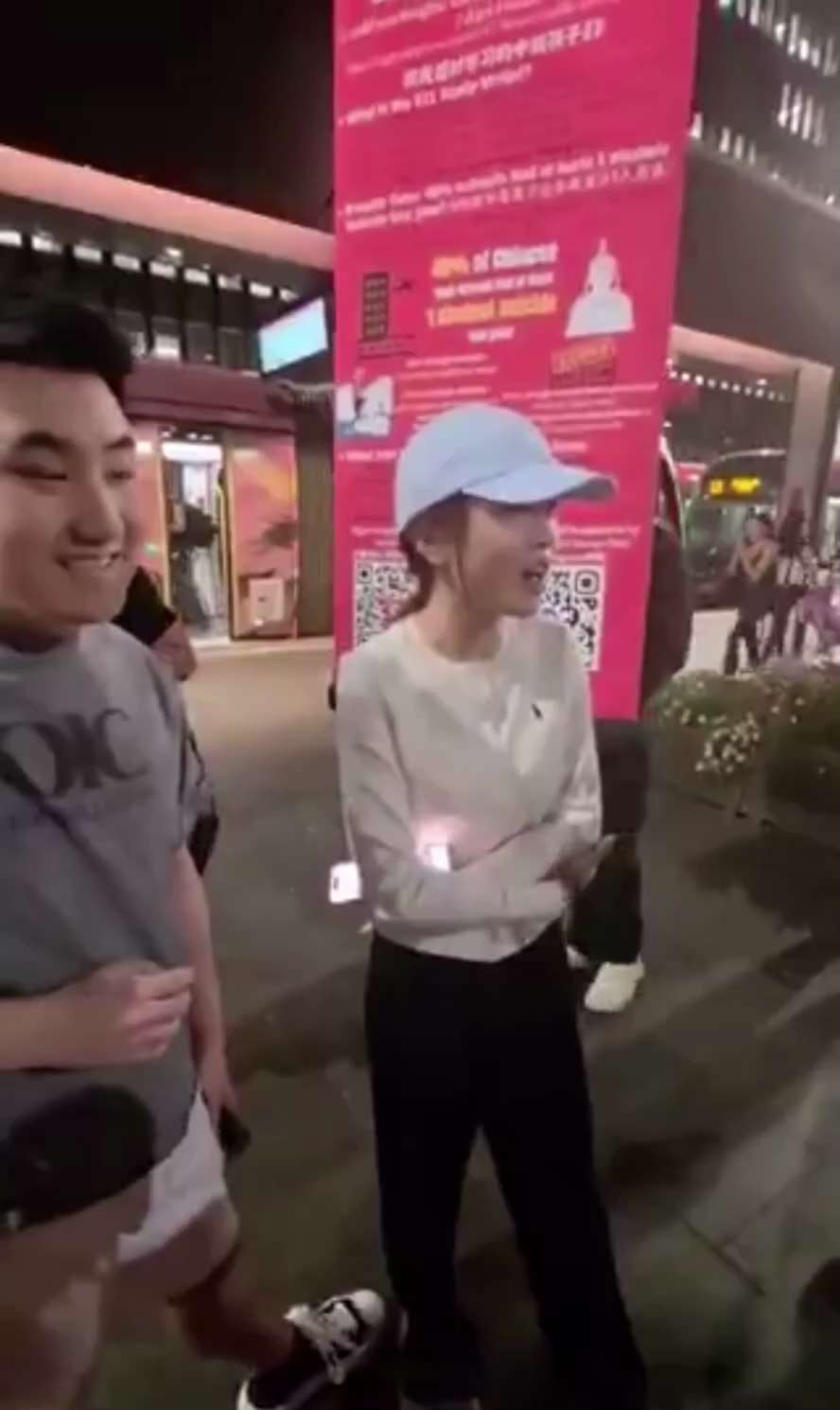 2025/10月1日晚，悉尼Townhall集会现场
几名粉红在现场与抗议者理论，期间高喊“习近平万岁”。
男子对抗议者表示:“你拍我也没用,我姥爷就是将军，西藏军区的，你要动我，今天就是国际问题。”...