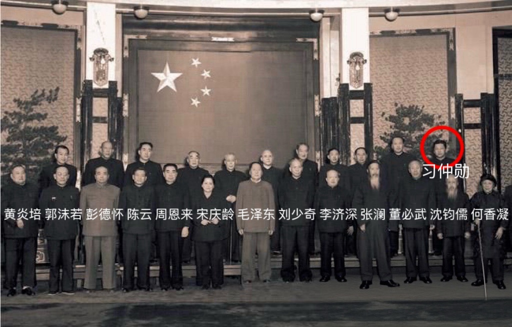 ☎️10.4 QMAY接听郭先生电话☎️郭先生问我：“你看到习近平他们去人民英雄纪念碑了吗？很多人不知道其中的门道。”

当年毛泽东建人民英雄纪念碑，把谎言刻在碑上的举动，就是为了宣示自己的霸权，也有...