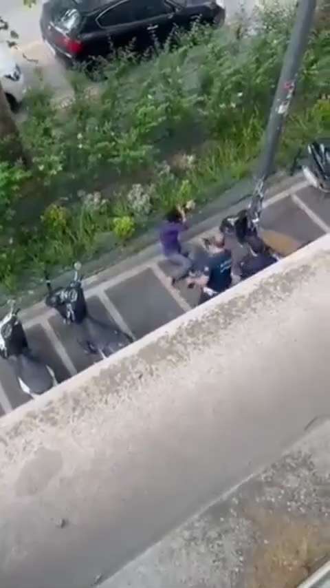 #JÓ2050 #AGENDA2050 

🌓 如果她是伊朗人，她的名字会是玛莎·阿米尼。

🔹。在意大利是这样的……如果她是伊朗人，这段视频就会风靡全球。在推特 (X) 上，这个标签会火。

�...