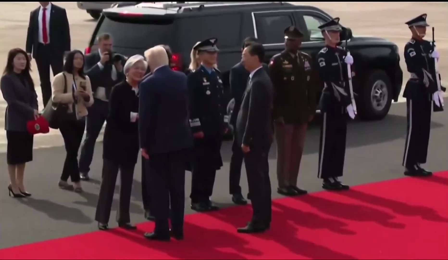 川普总统已经登机离开韩国启程回国。谈了不到2小时啊。看看川普总统在飞机上会对记者透露什么信息。川总的随员尤其是财长贝森特一起回去了？还是留下来与何立峰继续就细节进行会谈？卢比奥会留下来与王毅会谈吗？
...