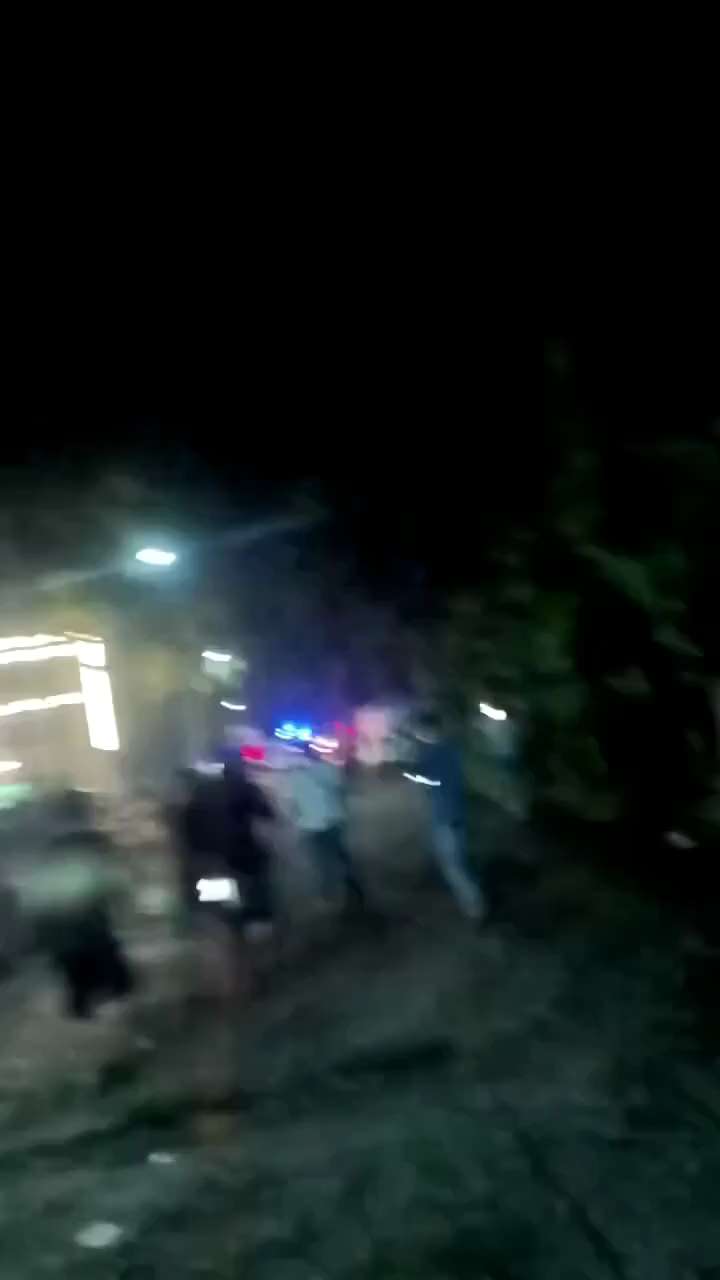 澳喜小視頻——
海南民暴，農民扔石塊砸警察！
2025年10月31日，海南瓊中因海南天然橡膠產業集團加釵分公司偷砍農民的檳榔田，引發當地民眾不滿，爆發大規模群體抗爭事件，民眾聚集在公司大樓外抗議，掀翻...