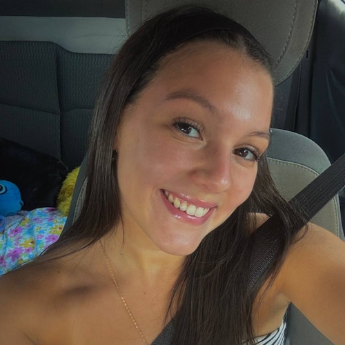 Hi, Nora (18) 🤫 Ich liebe große Geheimnisse! Du siehst mich nur von außen... die wilde Story wartet hinter dem Link! 😉...