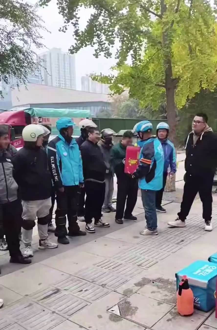 2025年11月4日，河北石家庄外卖员持刀反击站长、副站长后，11月6日，全国多地外卖站点，平日严苛的站长态度突然“180度转弯”，开始为骑手发放早餐、饮料。
