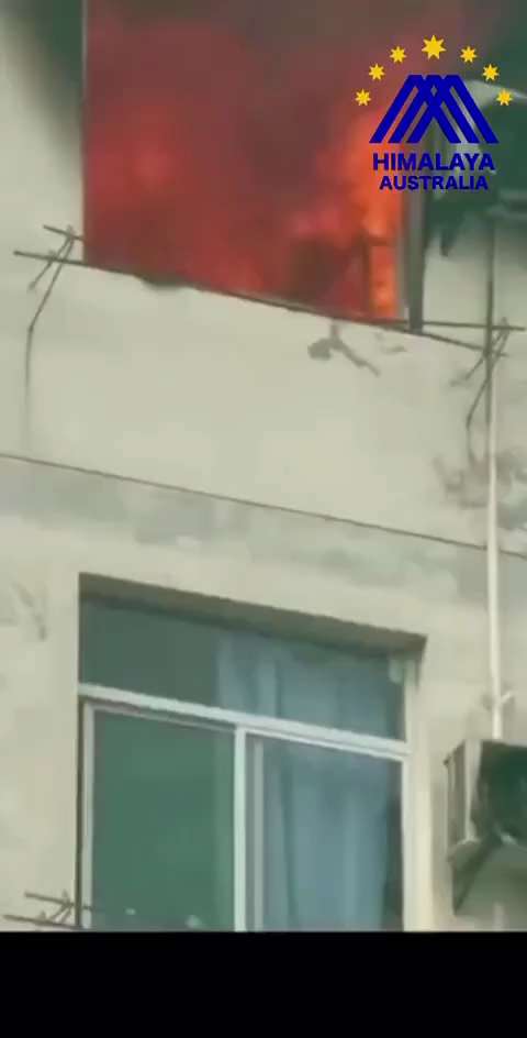 編號：3️⃣7️⃣2️⃣
【中共乱象】西安科技大学宿舍火灾，学生跳楼遇难！12月2日，西安科技大学一宿舍突发大火，烈焰从宿舍窗户喷涌而出，整个楼道都烟雾弥漫。一名学生在浓烟烈焰中受不了了，被迫跳楼，重...