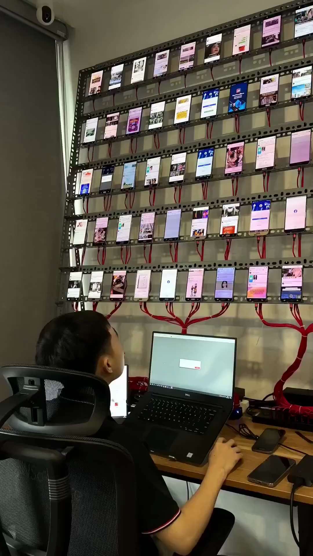 中国AI“手机墙”黑产曝光：中共国畸形流量帝国，全球社交媒体的毒瘤！

12月5日，墙上千台手机24小时狂刷，AI自动操控50+海外账号，批量发帖、互赞评、带货涨粉——这不是科幻，而是中共国最畸形的“...