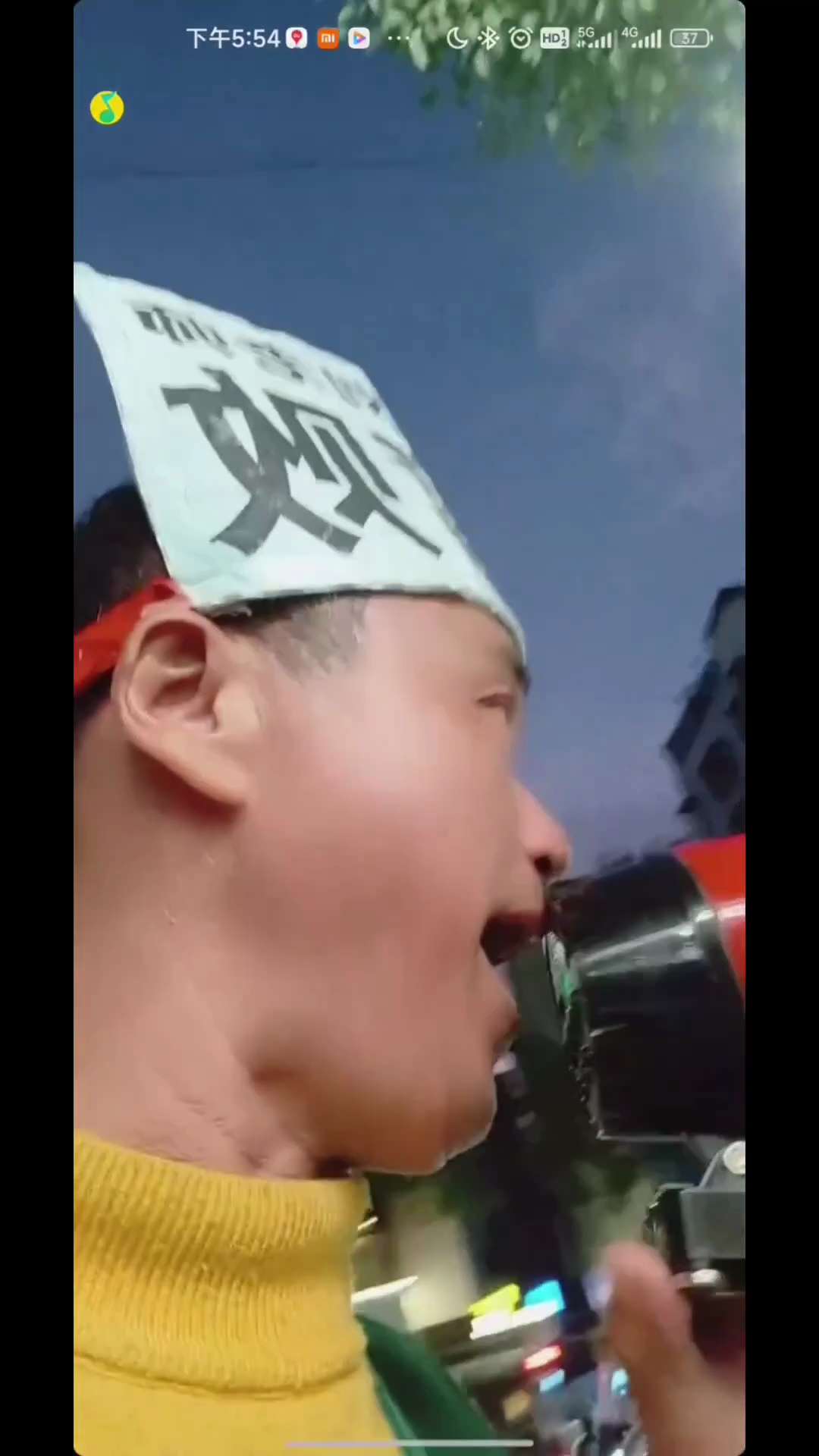 2025年12月24日，广东省潮州市湘桥区太平街道。
一男子头戴一顶写有“反腐败”的纸帽，骑着自行车在街头行驶，车后方悬挂着“反腐败同步补习班”的牌子。
牌子上还写有“刘老师反腐败中”“外墙刷白堵石墩...