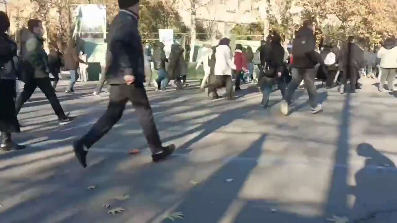 【美国之声——伊朗这只纸老虎要倒下了？】2025年12月30日，德黑兰大学的学生加入反对伊斯兰政权的大规模抗议，并开始在街头追逐该政权的安全部队。

亲共政权都是纸老虎？！

#親共政權都是紙老虎  ...