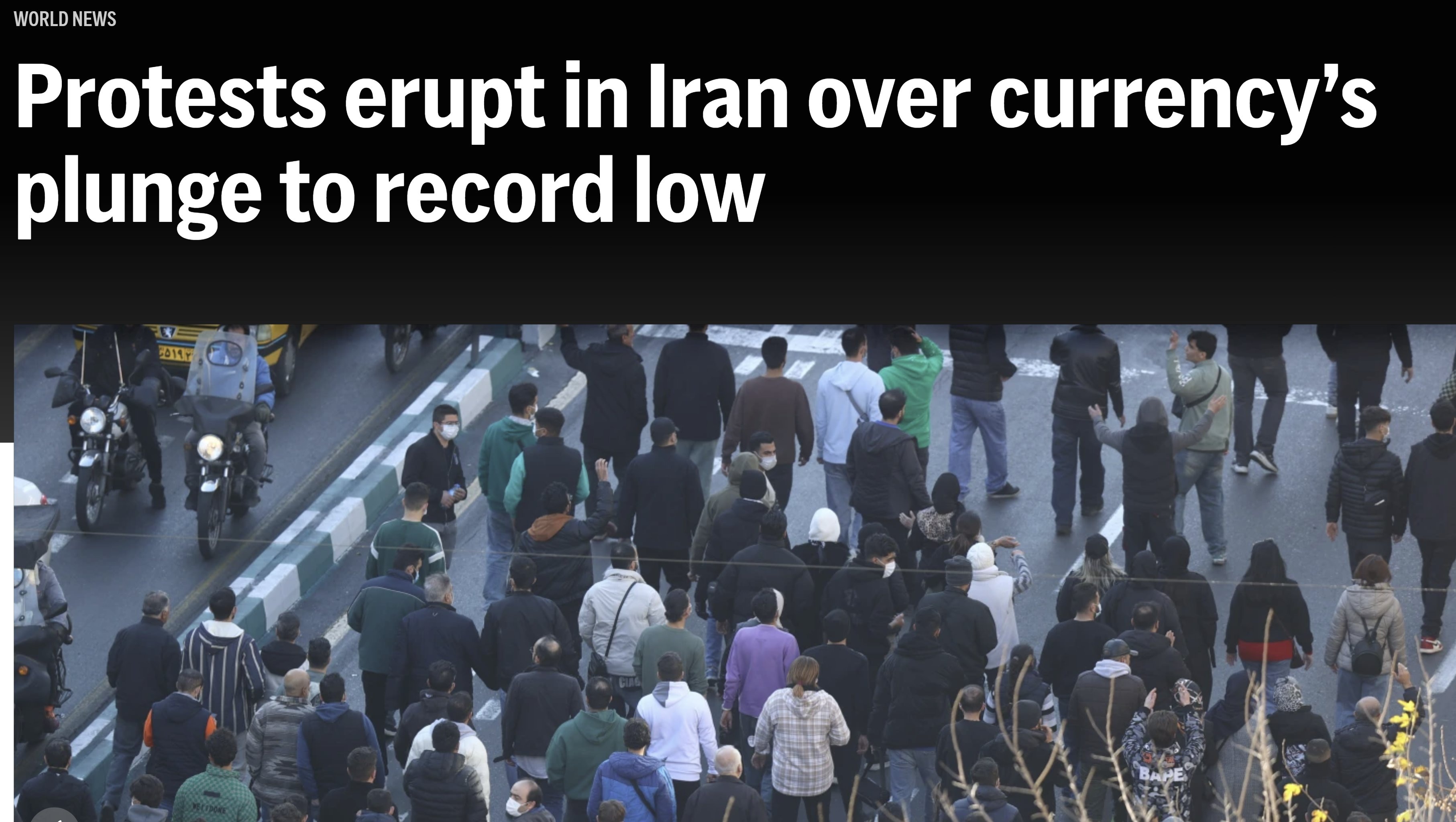 【美国之声 — 伊朗爆发全国性抗议活动】2025年12月28日，伊朗里亚尔兑美元汇率一度跌至约1,420,000里亚尔/美元的历史新低，随后伊朗全国多地（图右红点）爆发了自2022年以来规模最广泛的一...