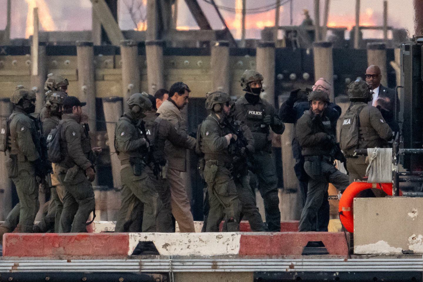 🚨🇻🇪 🇺🇸 突发消息：美国评估“抓捕马杜罗”行动约造成 75 人死亡

据知情官员透露，美国政府目前估计，在周六为抓捕马杜罗而展开的军事行动中，约有 75 人死亡。

死者包括委内瑞拉和古...